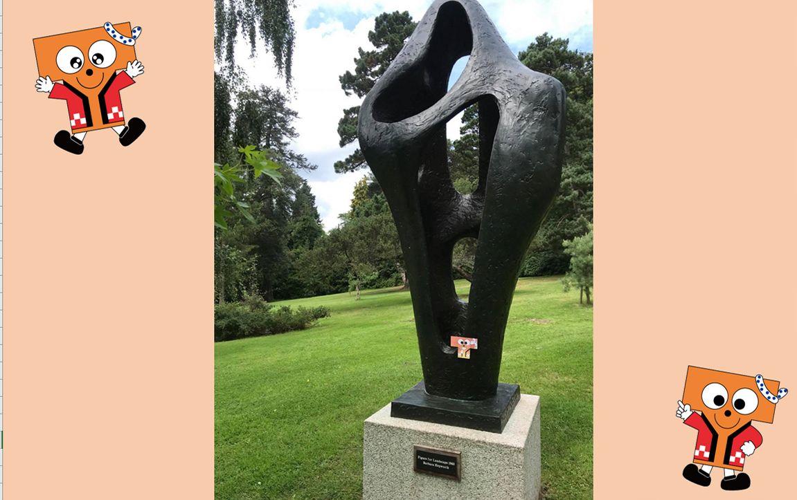 キャンパス内にある著名な彫刻家バーバラ・ヘップワースの彫刻にちょっとお邪魔を！