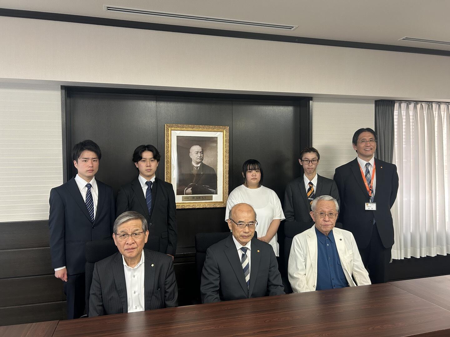 1.理事長及び学友会関係者（後列）、研修学生（前列）.jpg