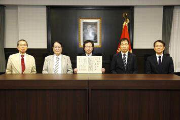 写真左から川名明夫学長、森本敏総長、畢文涛氏、指導教授の阿久津智教授(言研)、山田政通言語教育研究科委員長