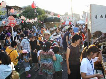 大勢の人で賑わうこども祭り会場