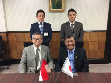 モハマッド・ショリヒン第1副学長(前列右)と記念撮影