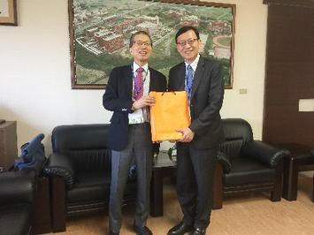 李泳龍 長栄大学校長(右側)を表敬訪問