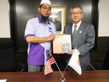 Haji Mohd Azrin Abd Rahim学部長代理と河田常務理事