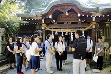 乃木神社では松吉禰宜が解説