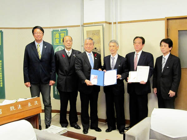 釜石市との震災復興支援協定再締結並びに寄付金贈呈が行われました