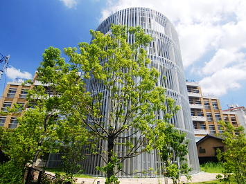 C館