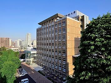 E館(図書館・教室棟) 北西側より
